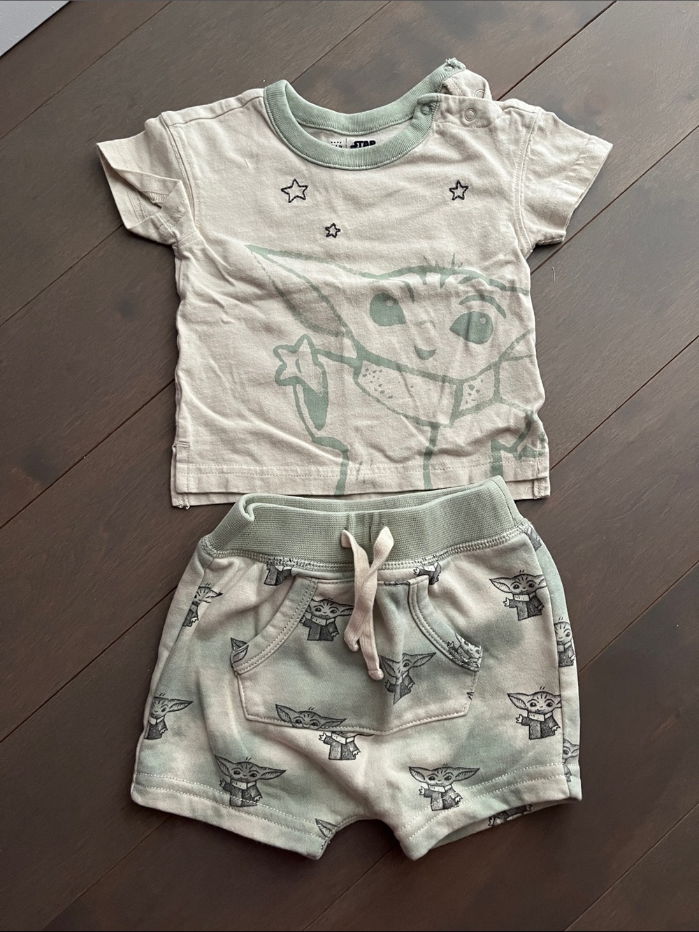 GAP Baby Yoda Two-Piece Pajama Set - Sage and Cream